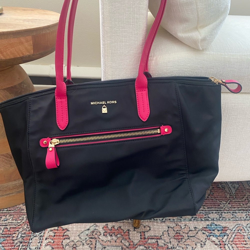 Michael Kors Kelsey medium nylon tote – black/ultra pink